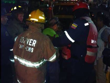 Al menos 16 familias fueron desalojadas tras incendio en un edificio de La Hoyada