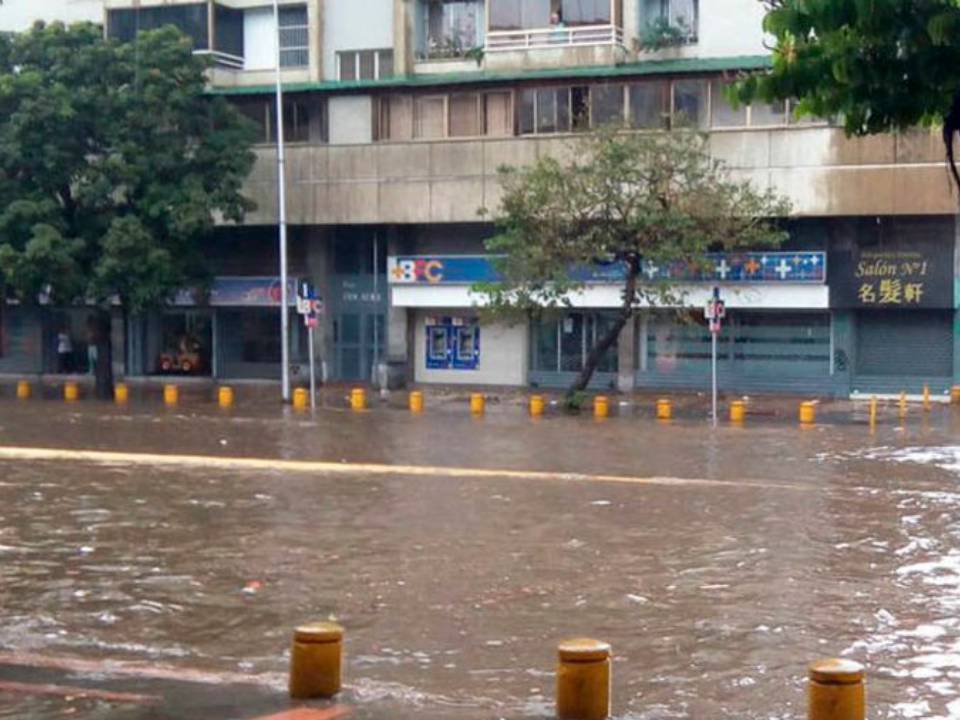 Continúan las lluvias en Caracas: Dejan calles inundadas y problemas de electricidad