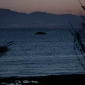 Tres muertos y 25 desaparecidos en naufragio de una balsa plástica con inmigrantes en la isla griega de Samos