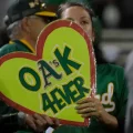 Fanáticos de los Atléticos de Oakland se despiden con un pedacito de su estadio