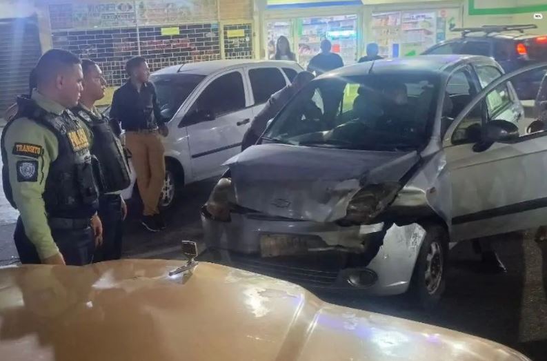 Dos carros chocaron en Sierra Maestra