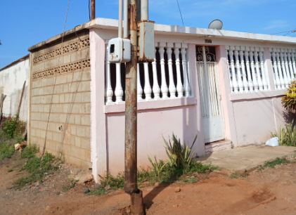 Camión cisterna chocó contra poste eléctrico en el sector Lago y Sol y dejó rota la base: Vecinos temen que se caiga