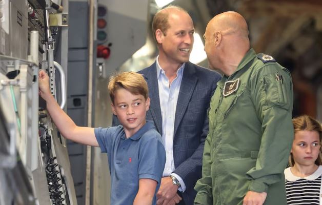 El príncipe George aprende a pilotar y realiza su primer vuelo a los 11 años