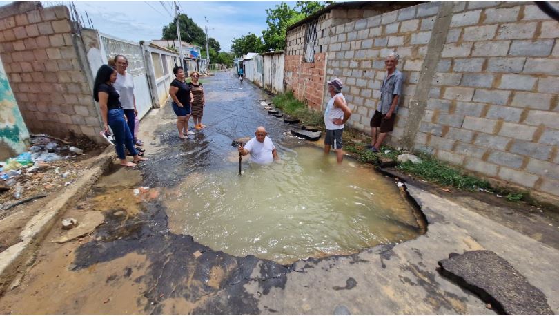 Bote de aguas blancas en el sector Pueblo Nuevo de Maracaibo no da paso a personas ni a vehículos