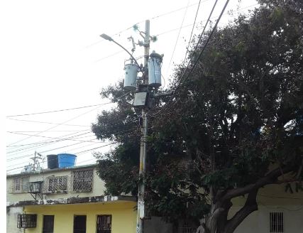 Al menos 20 familias que habitan en la calle 4 del sector 10 de San Jacinto están sin electricidad por explosión de un transformador