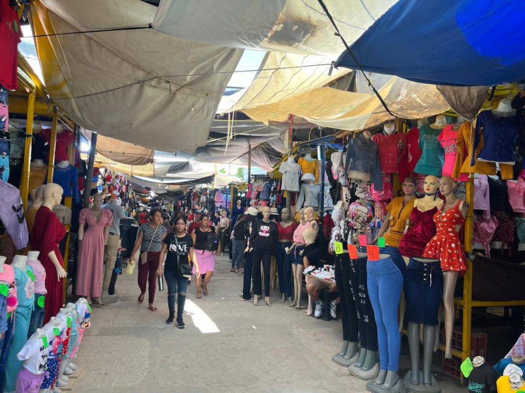 En El Callejón de los Pobres, así no compres nada, te llevas en los ojos el color y la alegría de la ciudad