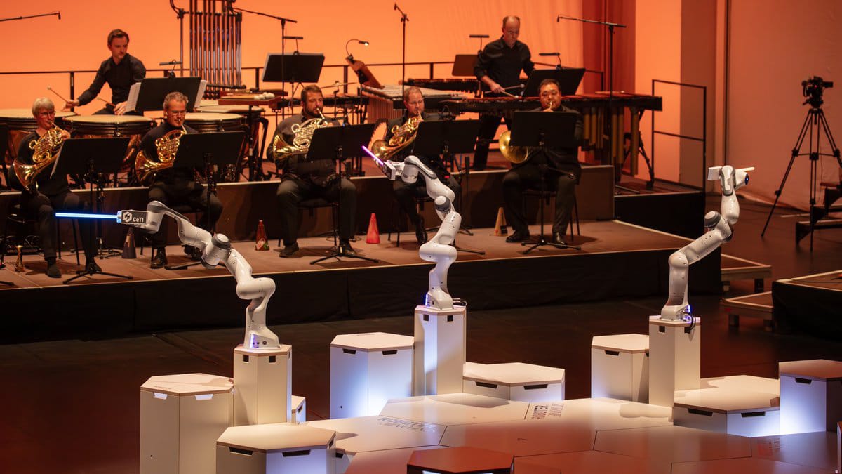 Una orquesta alemana es dirigida por un robot con tres brazos