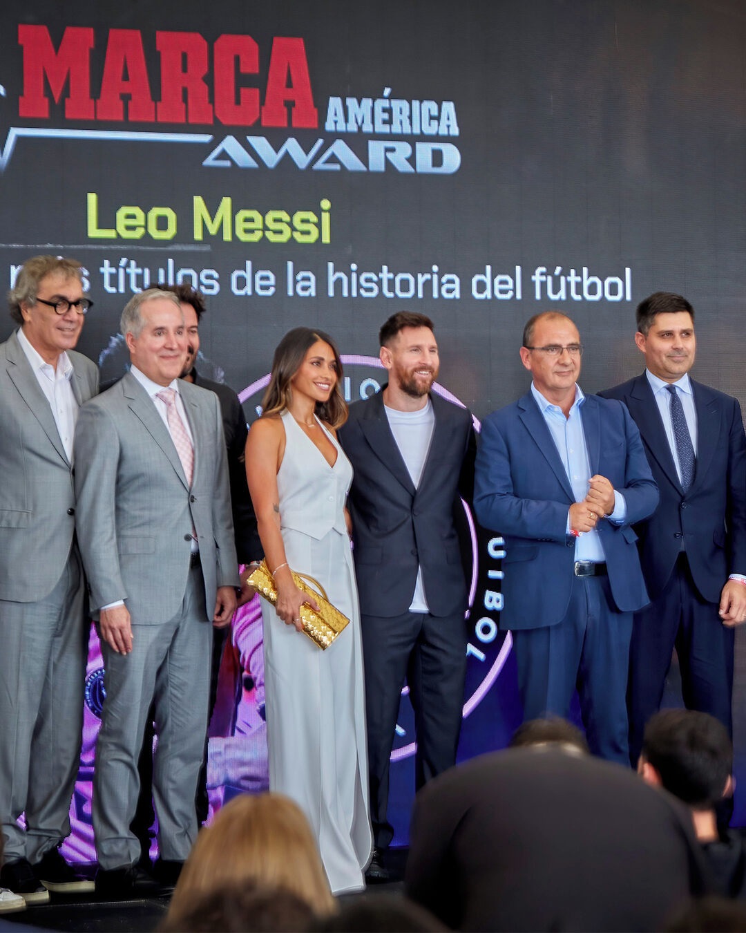 El tierno beso de Antonella a Messi tras ser coronado como el mejor jugador de la historia