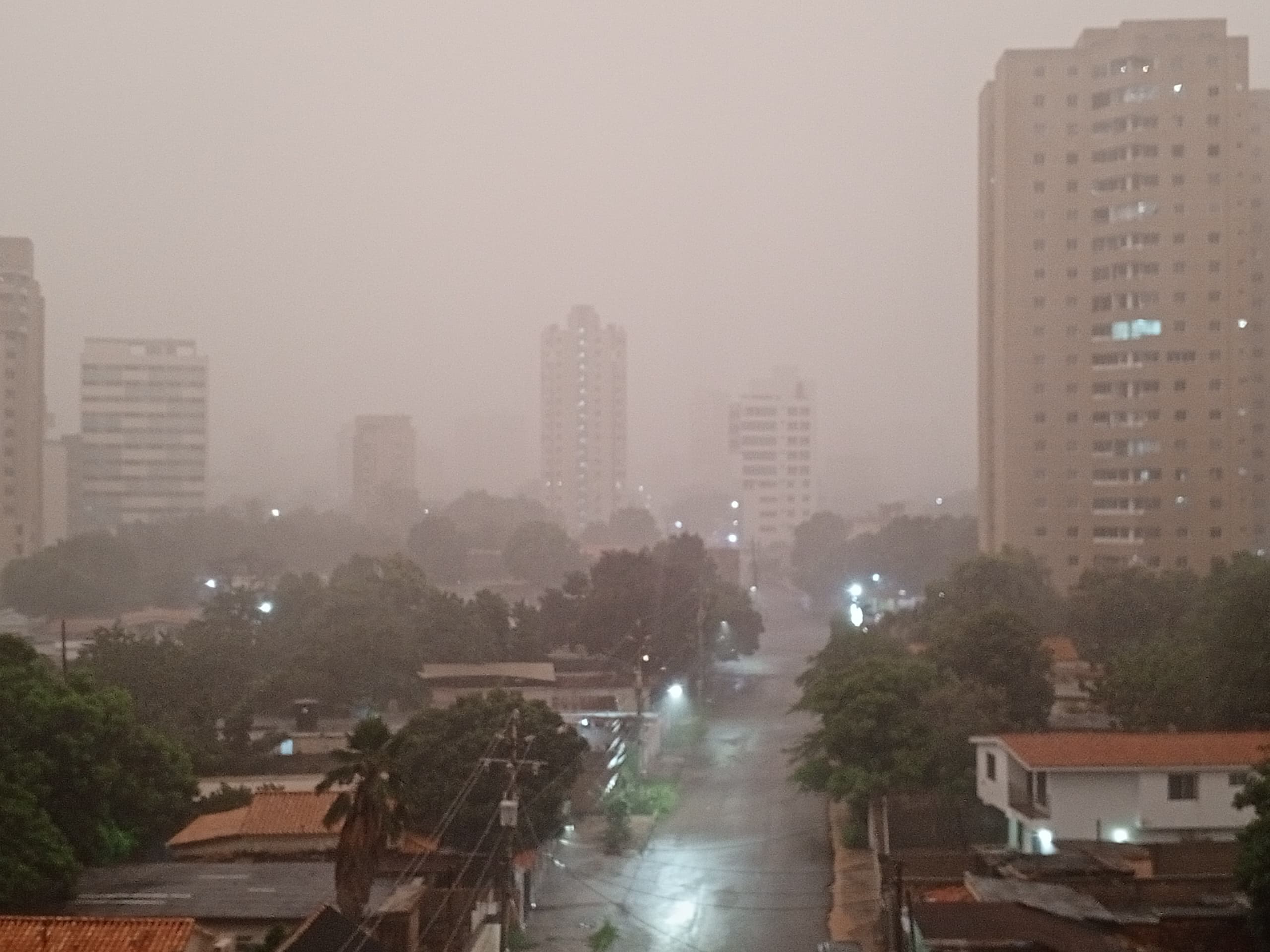 Vientos huracanados y fuertes lluvias azotan a Maracaibo desde la noche de este lunes