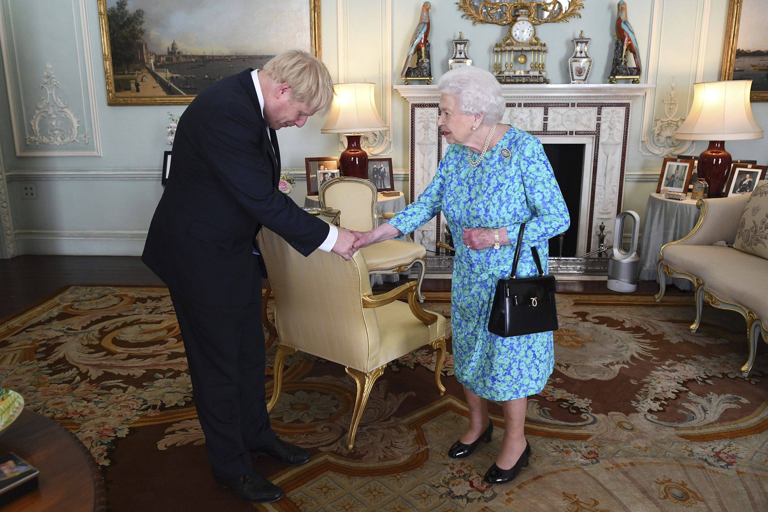 Isabel II padecía cáncer de huesos y sabía que iba a morir, según Boris Johnson