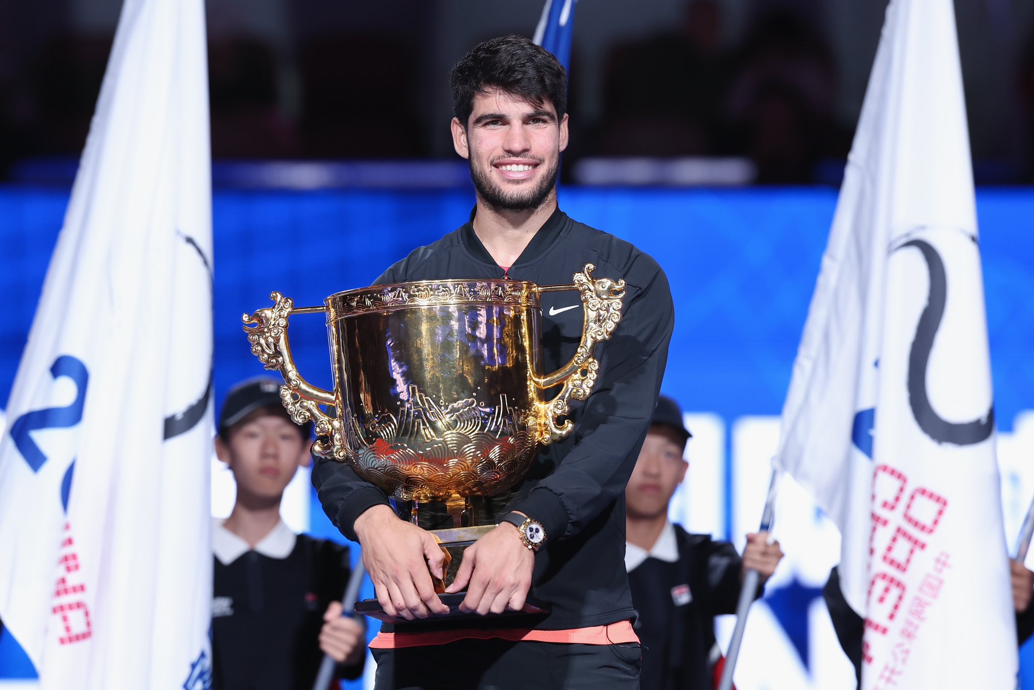 Carlos Alcaraz remontó ante Jannik Sinner y se quedó con el trofeo en China