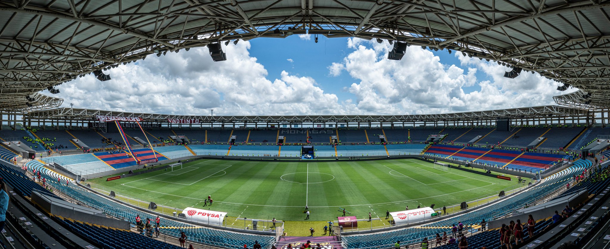 Rueda el balón en el estadio Monumental de Maturín para que inicie el Venezuela – Argentina