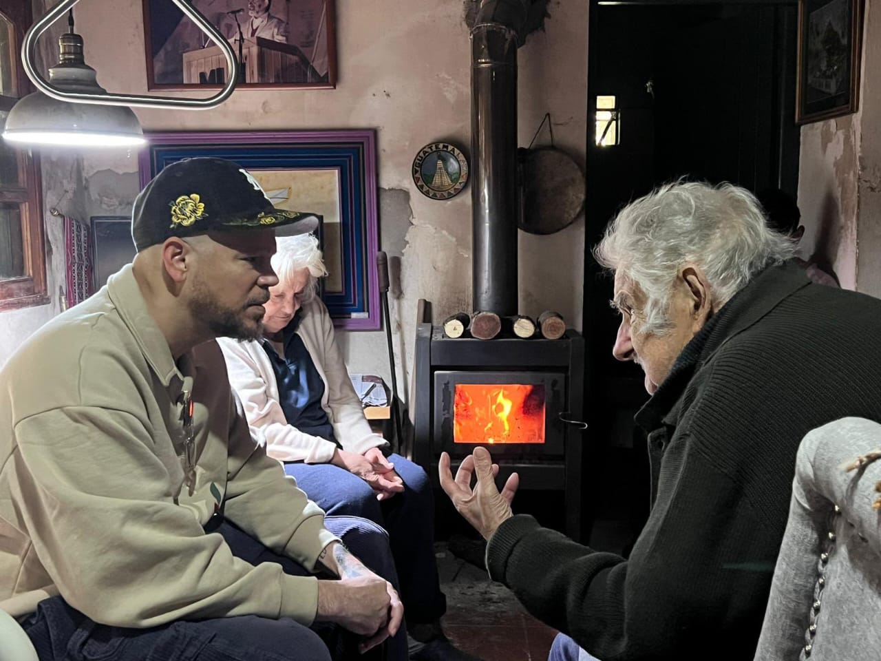 Residente visitó al expresidente Pepe Mujica a su paso por Uruguay con su gira 