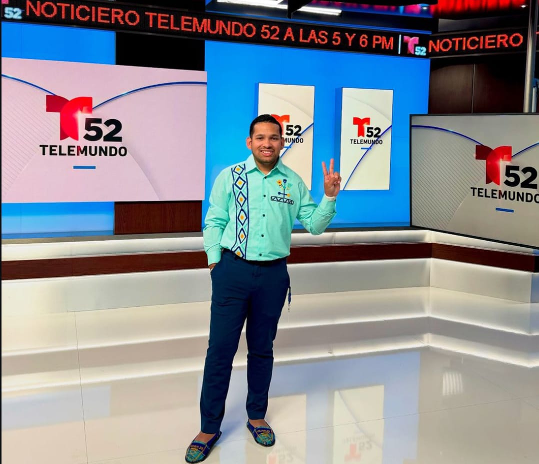 Reinaldo de Fernández luce orgulloso su vestuario autóctono wayúu por los pasillos de Telemundo en Los Ángeles