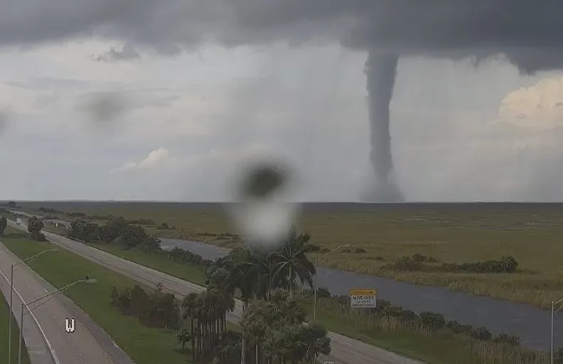 Huracán Milton se degradó a categoría 3 a pocas horas de impactar Florida