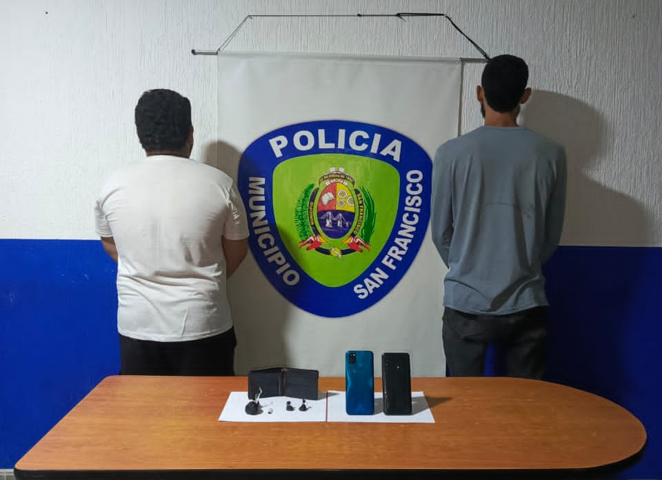 Arrestan a dos sujetos en El Manzanillo por microtráfico de droga y ultraje a los funcionarios