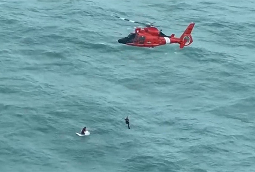 Rescatan a un hombre que flotaba en una hielera frente a la costa de Florida tras el huracán Milton