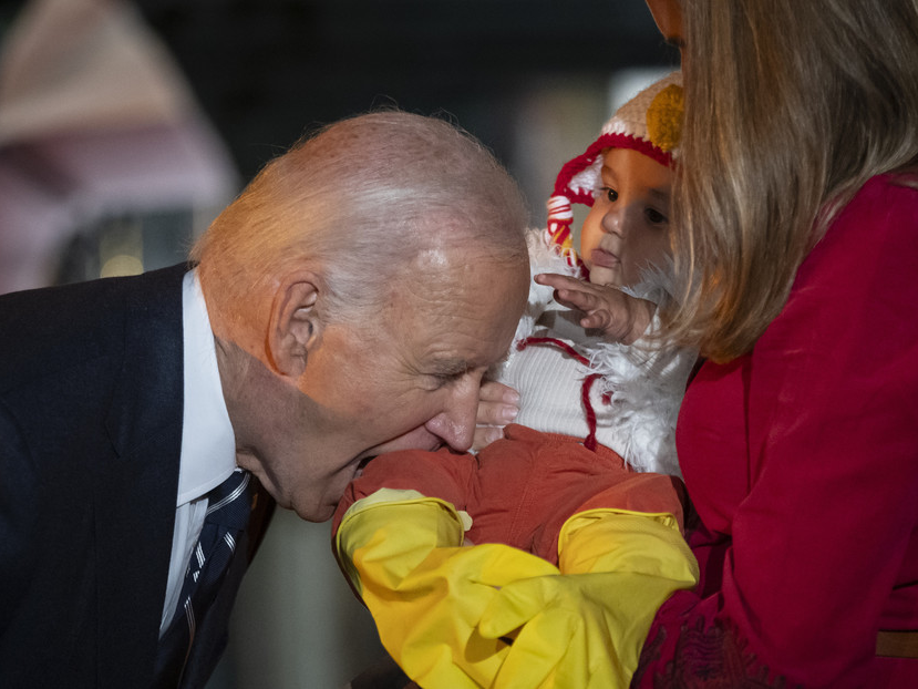 Biden muerde a bebés durante la celebración de Halloween en la Casa Blanca