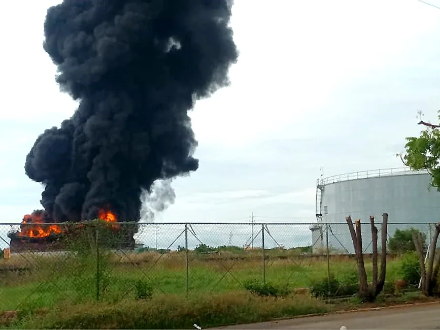 Bomberos proceden a ataque vía área al tanque Pdvsa-La Salina 