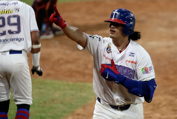 Tiburones se nivela con victoria ante Caribes