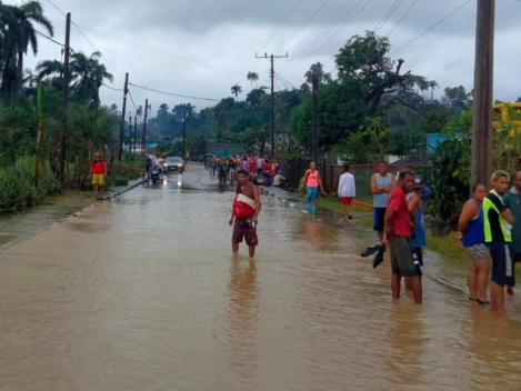 Evacúan a miles de personas en el este de Cuba tras fuertes lluvias