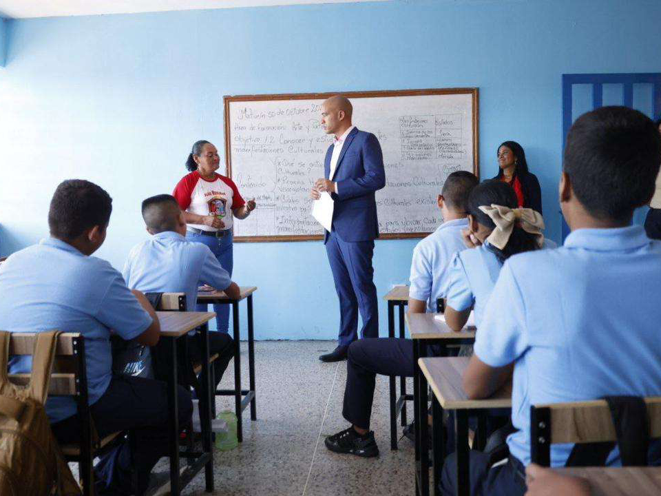 Docentes de Centros de Desarrollo Educativo deben dar clases en aulas: Ministro Héctor Rodríguez