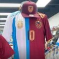 Chicas que vestían la camiseta mixta de Venezuela y Argentina no podían subir a la barra vinotinto