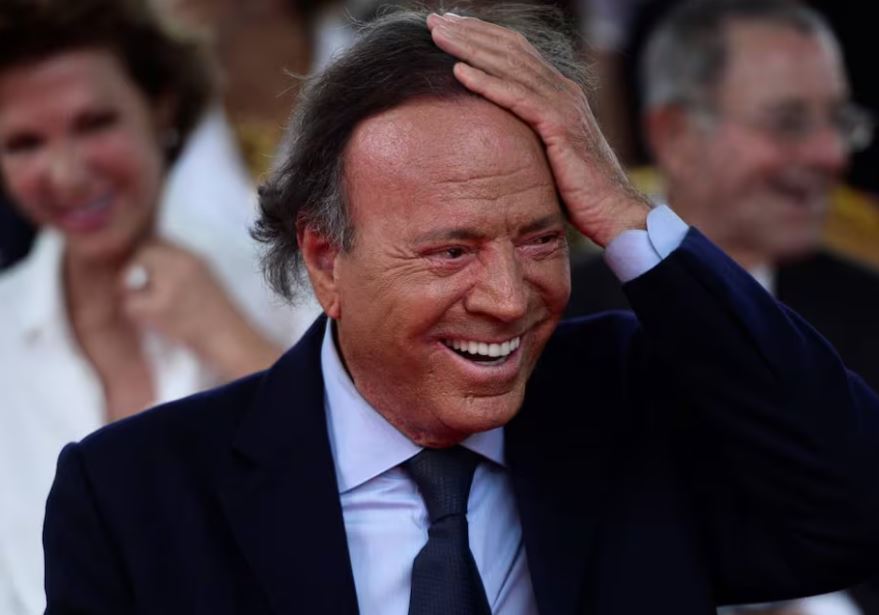 Julio Iglesias aclara en comunicado: 