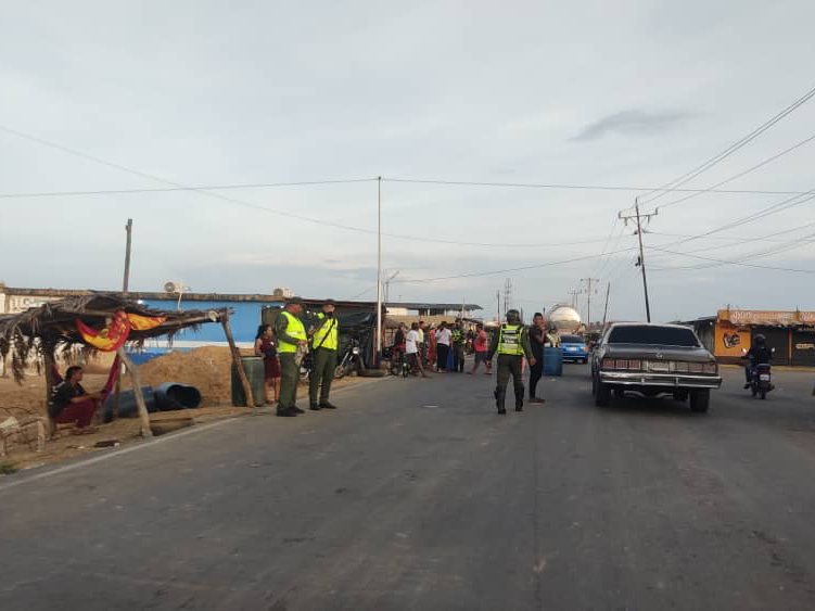 Bloquean vía en Los Filuos tras detención en alcabala