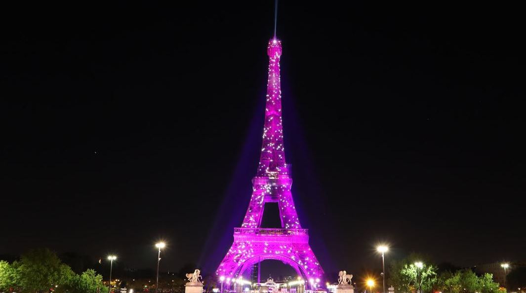 Así se iluminó de rosa la Torre Eiffel para crear conciencia sobre el cáncer de mama