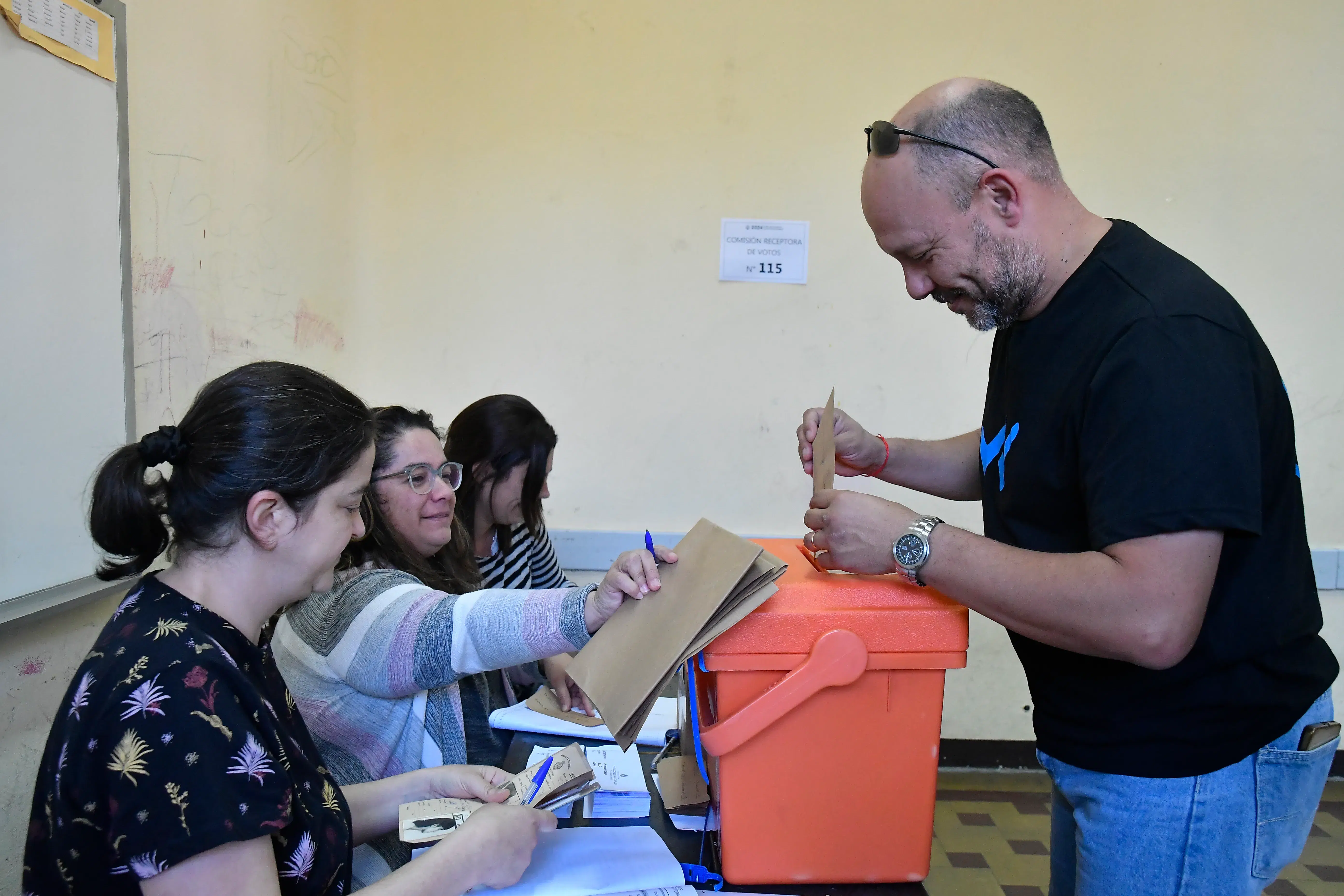 Inician elecciones presidenciales y parlamentarias en Uruguay