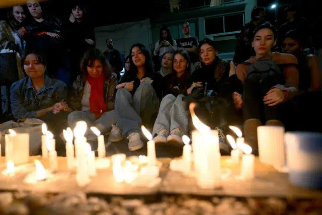 Noche de vigilia en Buenos Aires por la muerte de Liam: Cientos de jovencitas se congregan para despedirlo