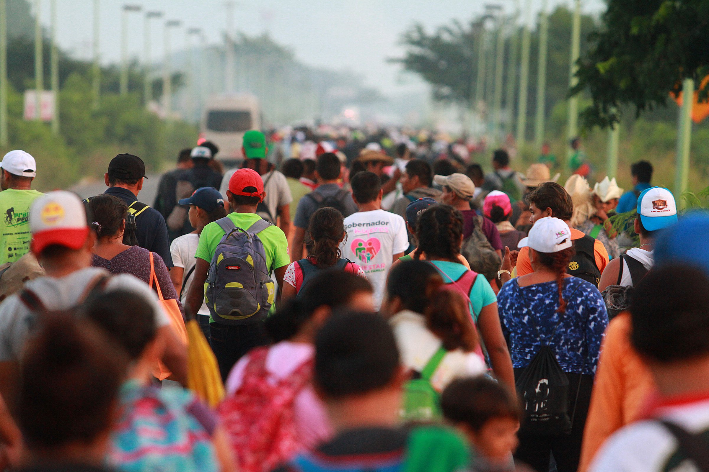 Miles de migrantes, la mayoría venezolanos, salieron en caravana hacia EEUU desde la frontera sur de México