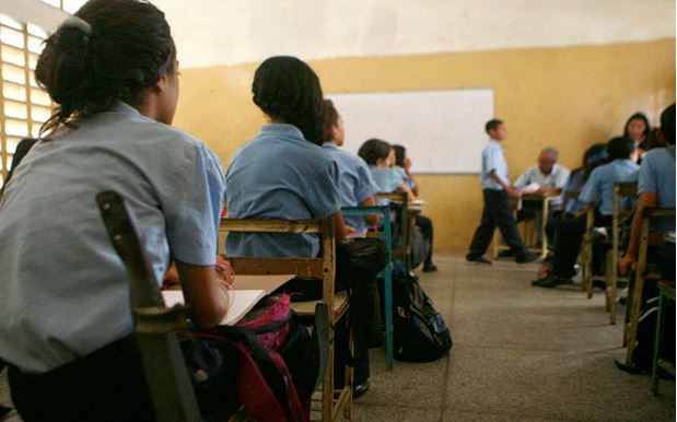 Intoxicadas 23 personas, la mayoría estudiantes de bachillerato por inhalar presunto químico en liceo de Miranda