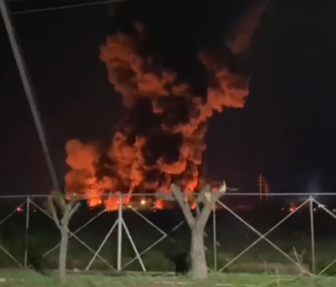 Superadas las 24 horas siguen intentando aplacar el incendio en PDVSA La Salina de Cabimas