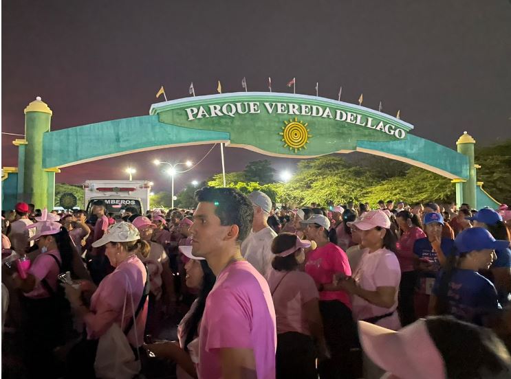 Así se desarrolla la caminata Rosa de Famac en Maracaibo