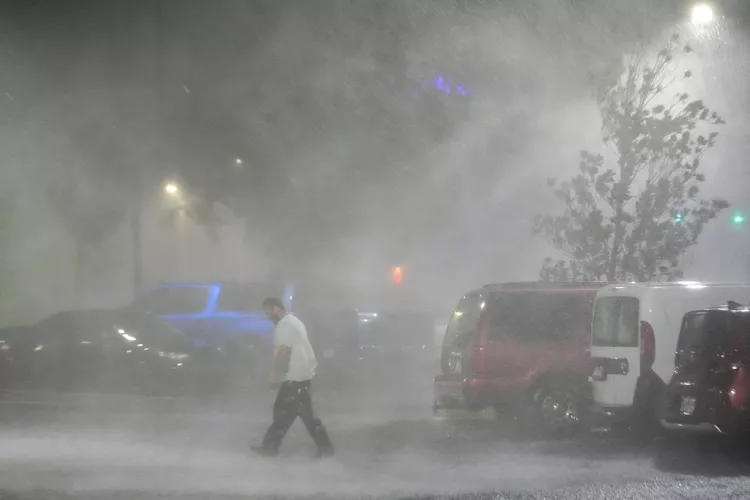 Aumentan a cuatro los muertos por Milton, que sale de la península de Florida