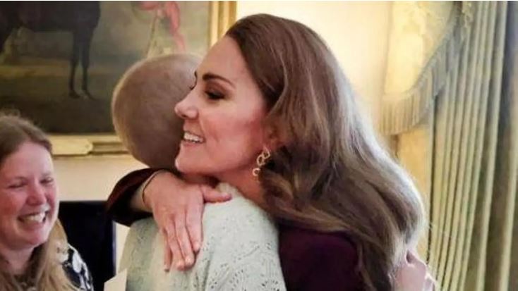 Kate Middleton reapareció en emotivo encuentro con una niña que también padece cáncer