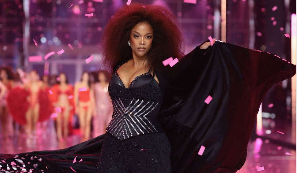 Tyra Banks regresó a la pasarela de Victoria’s Secret después de casi 20 años