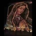 Encendieron cientos de velas para elaborar el rostro de la Virgen María en el cielo de Miami, Florida