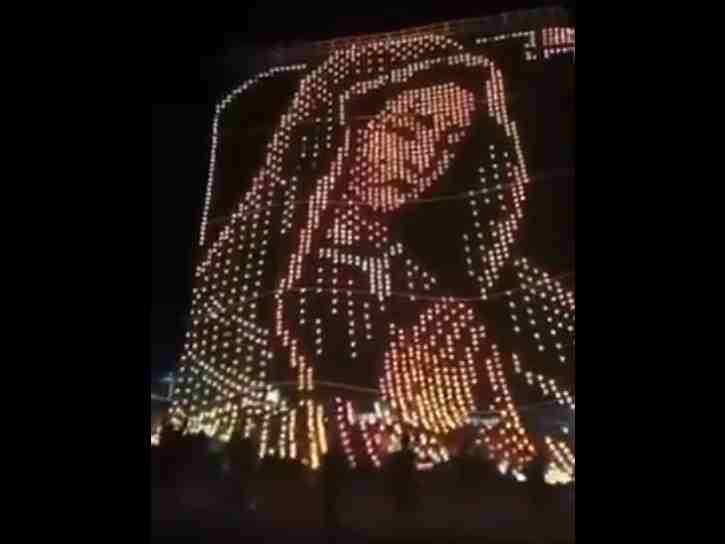 Encendieron cientos de velas para elaborar el rostro de la Virgen María en el cielo de Miami, Florida