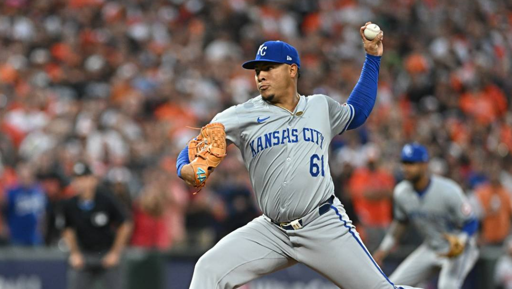 Ángel Zerpa se apuntó la victoria de Kansas City en la serie de comodín ante Orioles