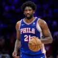 La NBA suspende tres partidos a Joel Embiid por empujar a un periodista