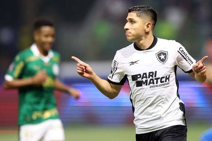 Jefferson Savarino volvió a convertir gol y Botafogo se acerca al título del Brasileirao