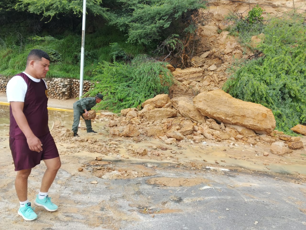 En pleno aguacero se derrumba un tramo del cerro El Milagro, a la altura de la residencia San Martín