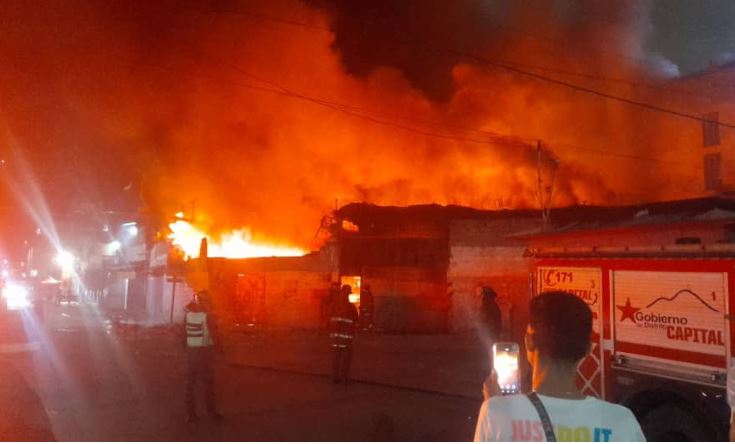 Ochenta personas evacuadas y al menos siete afectadas tras voraz incendio de un galpón en Catia