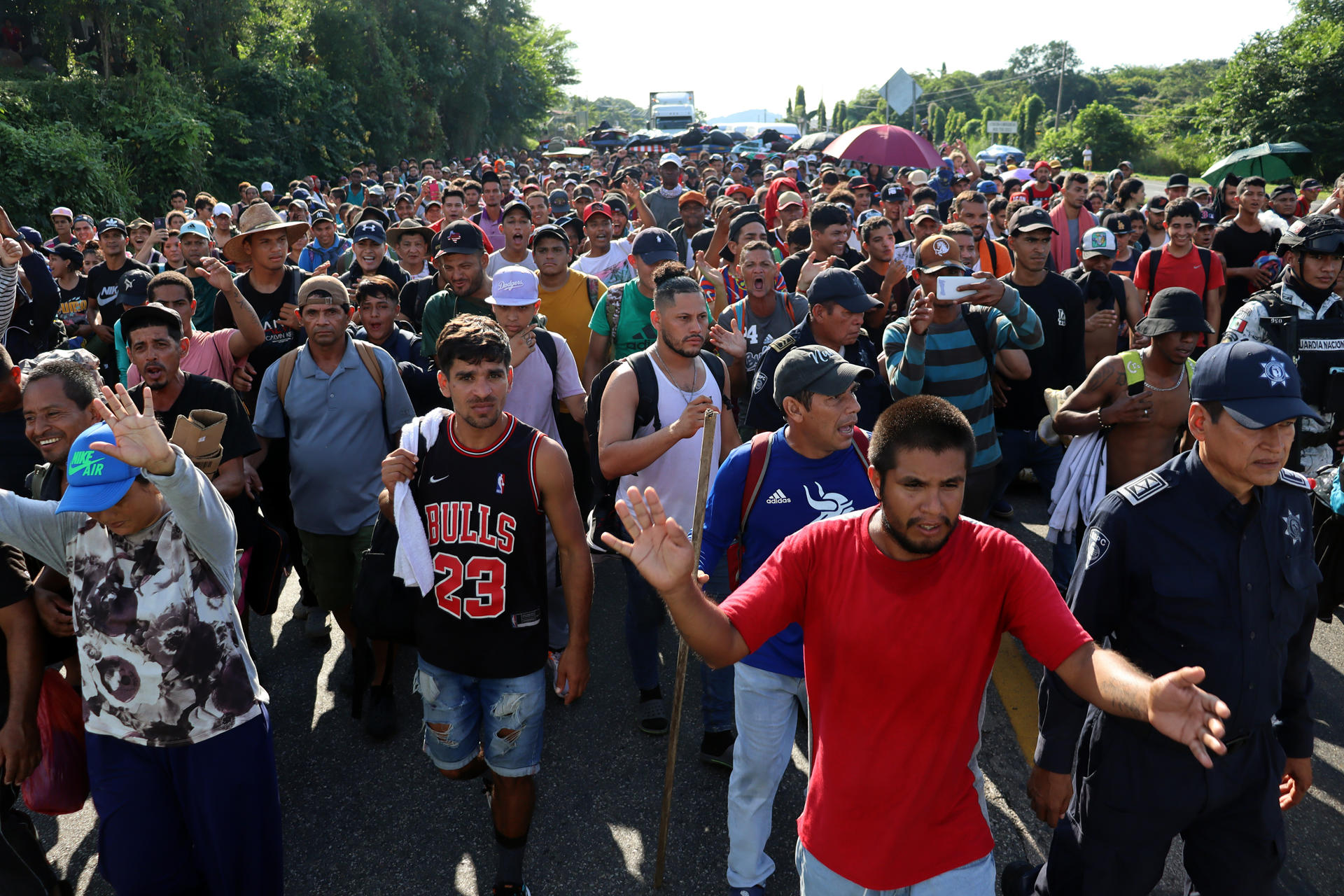 Caravana migrante denuncia bloqueo por cerco policial en el sur de México: Van muchos venezolanos