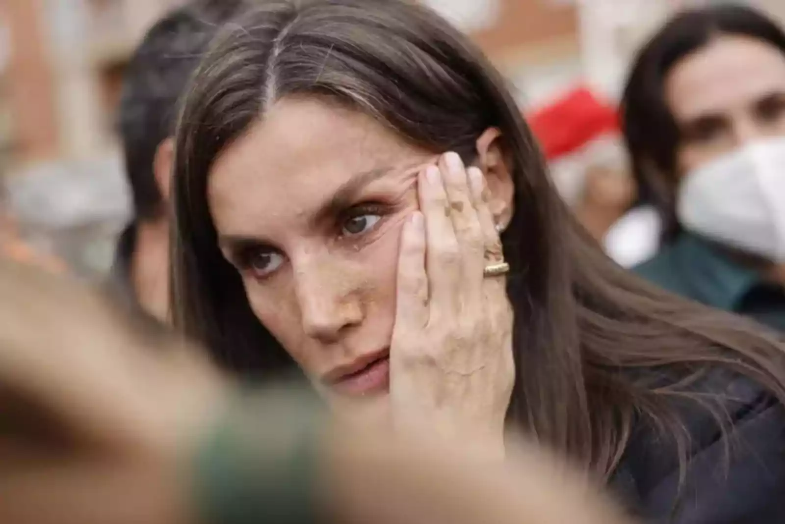 La reina Letizia rompe a llorar en Valencia entre insultos y reproches