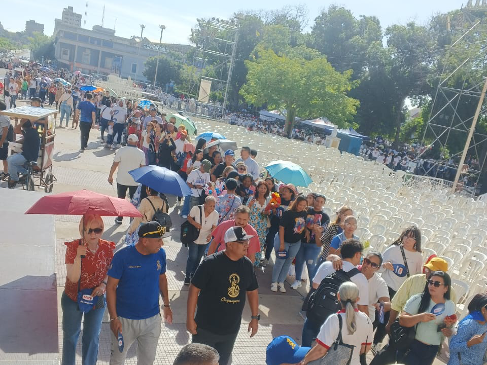 Los zulianos madrugaron y forman una larga cola frente a la Basílica para ofrendar a la Chinita en su día