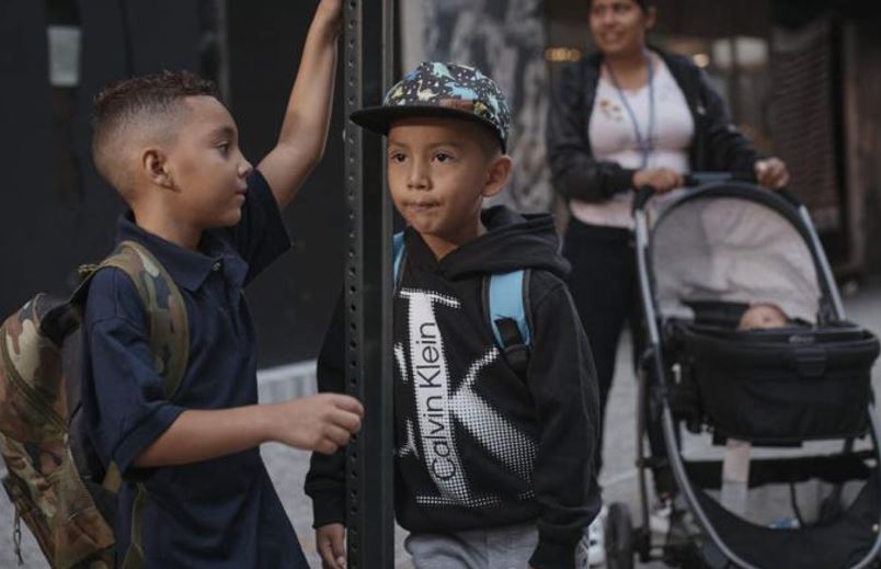 Cerca de mil niños migrantes recién llegados a Nueva York dejaron la escuela